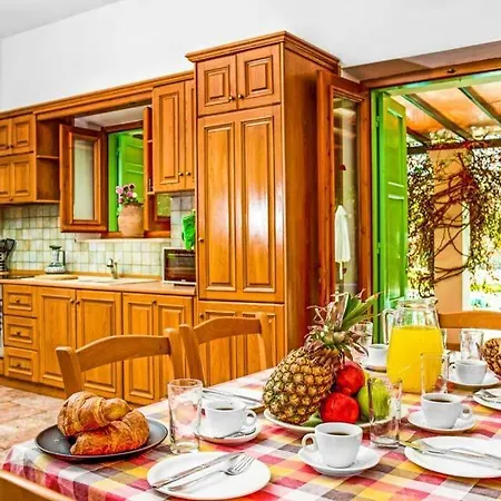 Sleeps 10 Pool Air Con Wifi Kassiopi